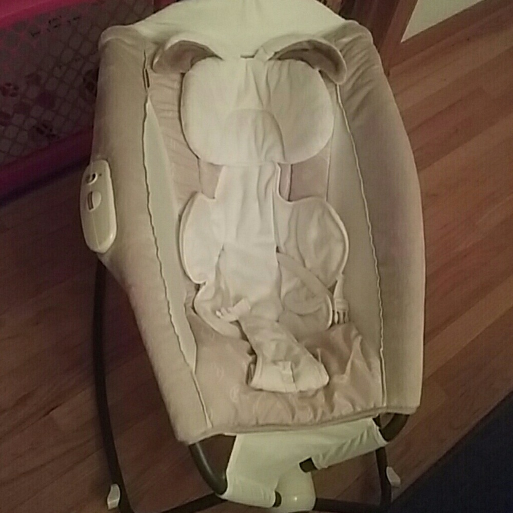 Infant sleeper with vibrations